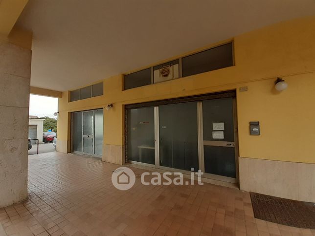 Negozio/locale commerciale in commerciale in Via Pastrengo 53