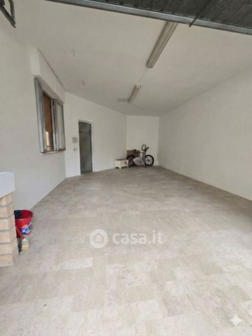 Box/posto auto in residenziale in Via Ugo Foscolo