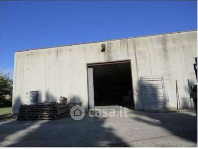 Capannone in commerciale in Via More 3