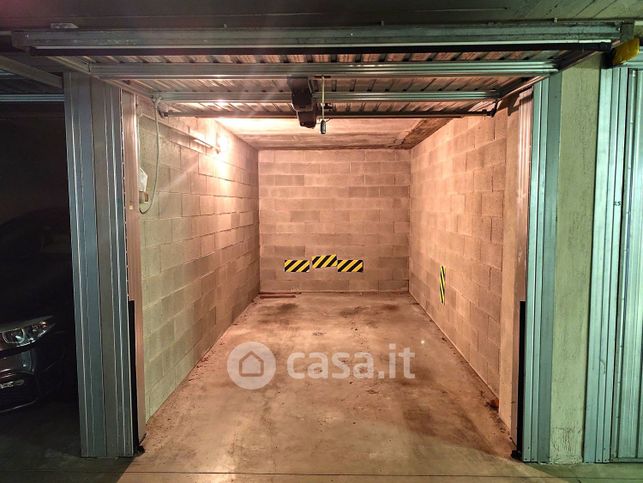 Box/posto auto in residenziale in Via Alcide De Gasperi 21