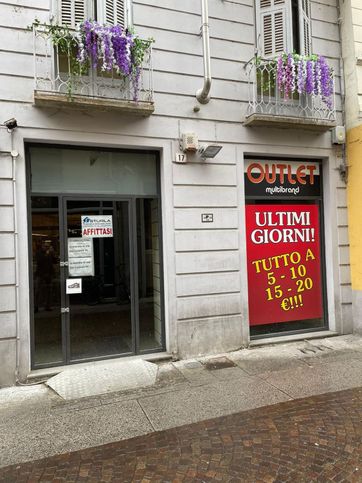 Attività/licenza (con o senza mura) in commerciale in Via Ferrara 17