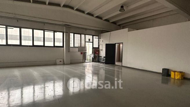 Capannone in commerciale in 