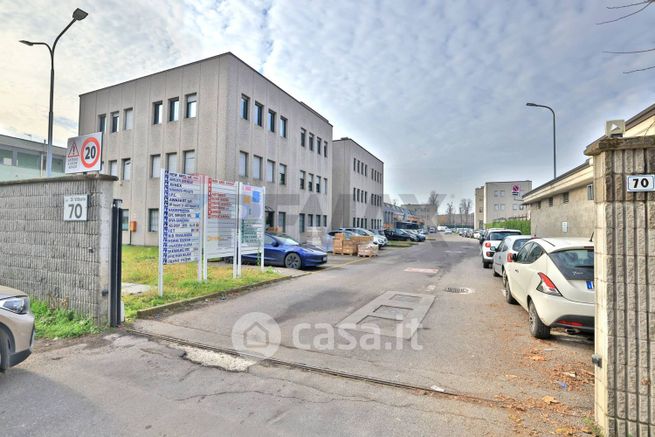 Capannone in commerciale in Via Giuseppe di Vittorio