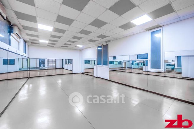 Negozio/locale commerciale in commerciale in Via Cesarea