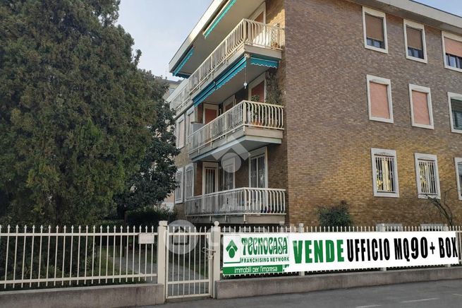 Ufficio in commerciale in Via I Maggio 14
