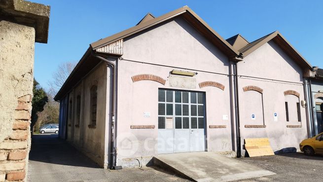 Capannone in commerciale in Via Monte Grappa 4