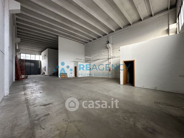 Capannone in commerciale in 