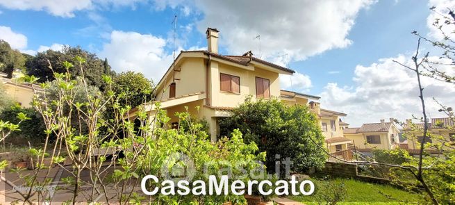Casa bi/trifamiliare in residenziale in Via Anagnina