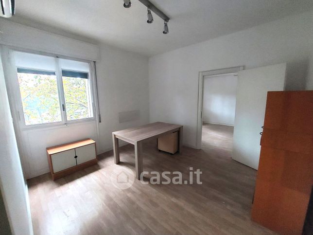 Ufficio in commerciale in Via Amedeo Parmeggiani
