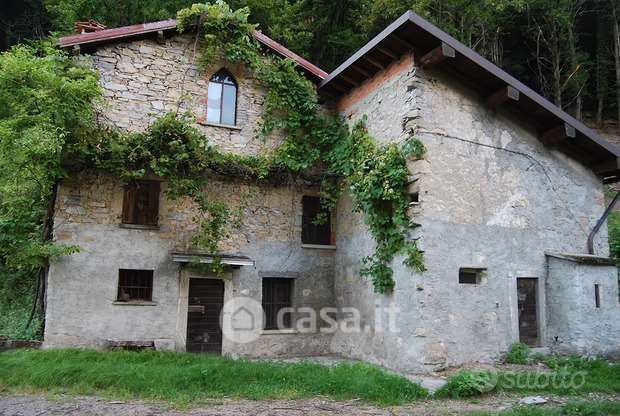 Rustico/casale in residenziale in Viale Campione d'Italia