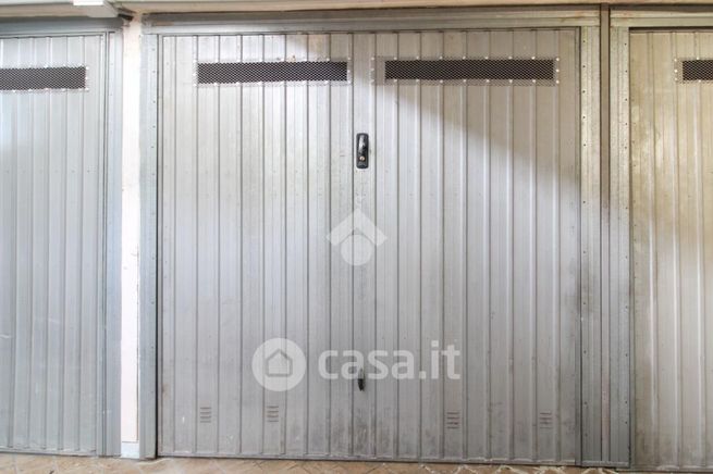Box/posto auto in residenziale in Via Riccione 1