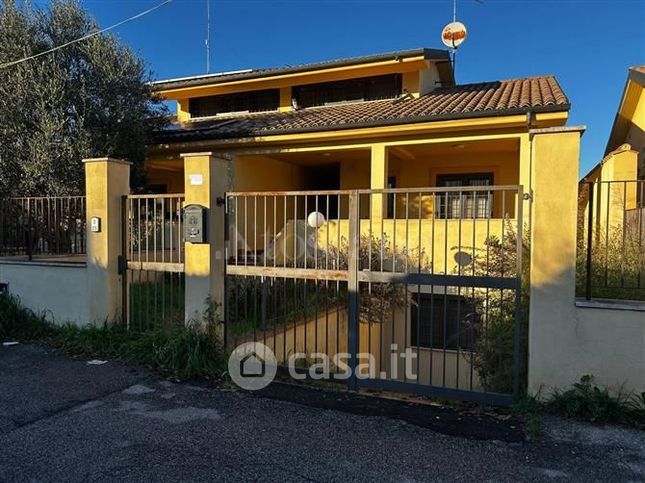 Villa in residenziale in Via Quadrelle