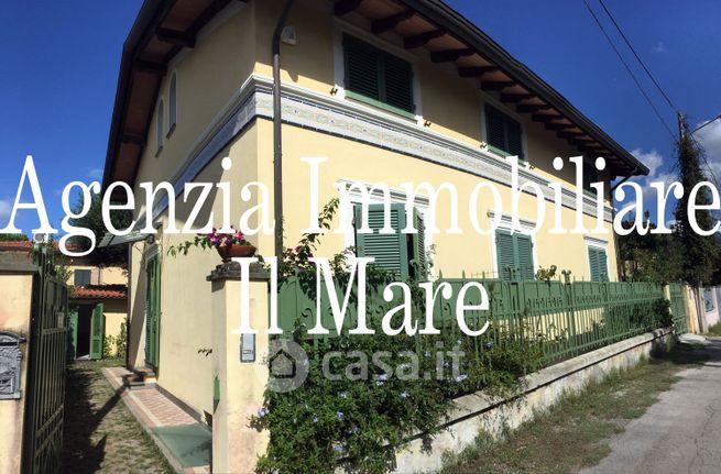 Casa bi/trifamiliare in residenziale in Via Cristoforo Colombo