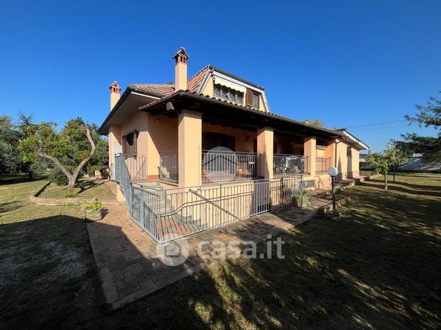 Villa in residenziale in Via dei Laghi