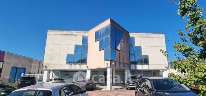 Capannone in commerciale in 