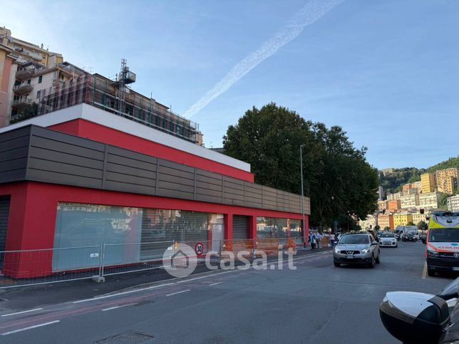 Attivitã /licenza (con o senza mura) in commerciale in Piazzale Parenzo 51