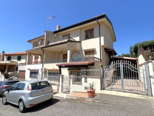 Casa bi/trifamiliare in residenziale in Via dei Tulipani 23