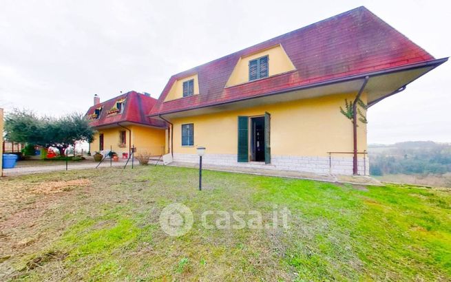 Casa bi/trifamiliare in residenziale in strada