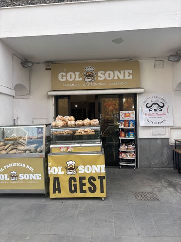 Attivitã /licenza (con o senza mura) in commerciale in Via Giuseppe de Falco