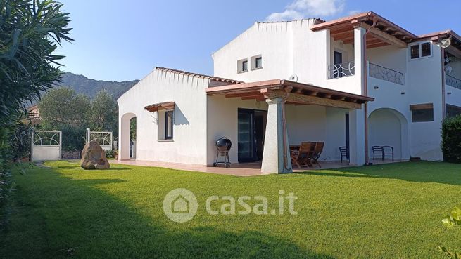 Casa bi/trifamiliare in residenziale in Via Li Casi Bianche
