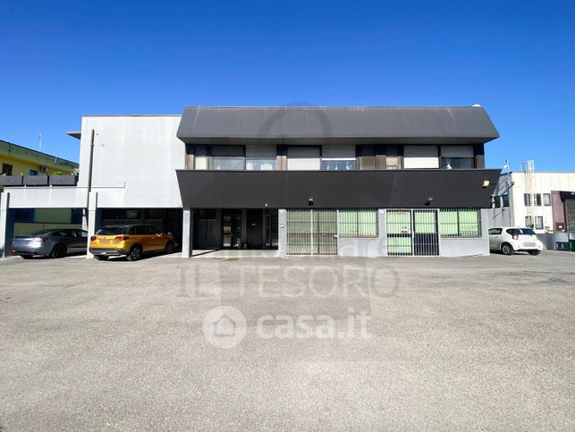 Capannone in commerciale in Via Ausa 78