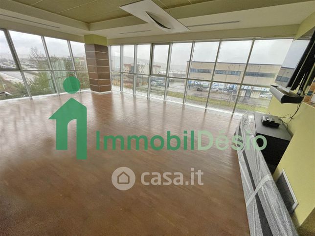 Ufficio in commerciale in 