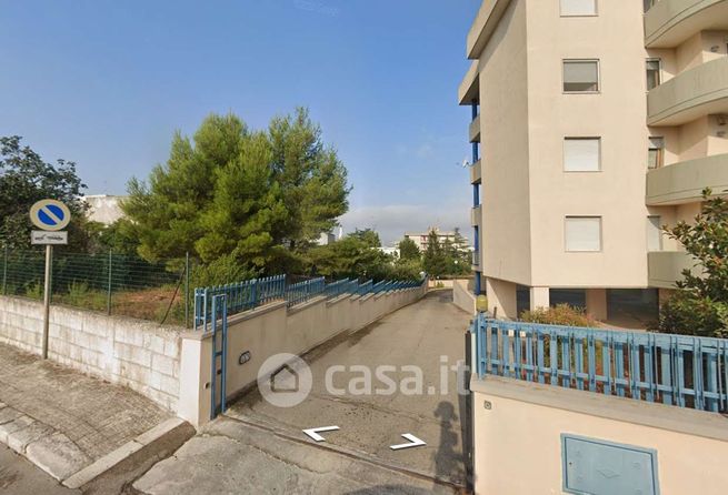 Box/posto auto in residenziale in Via Francesco Guicciardini 1