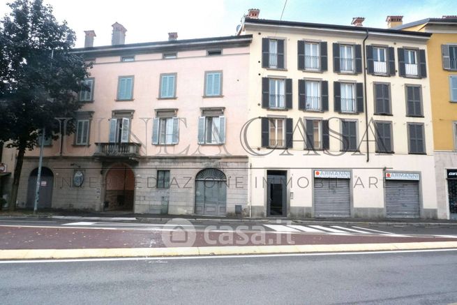 Ufficio in commerciale in Via Andrea Previtali 11