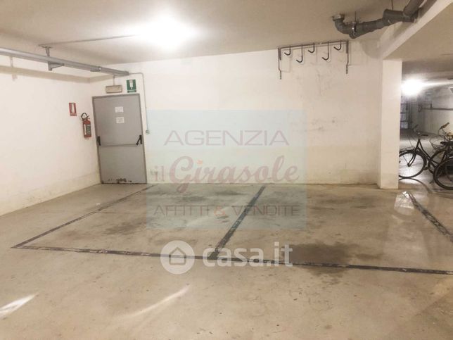 Box/posto auto in residenziale in Via IV Novembre 17