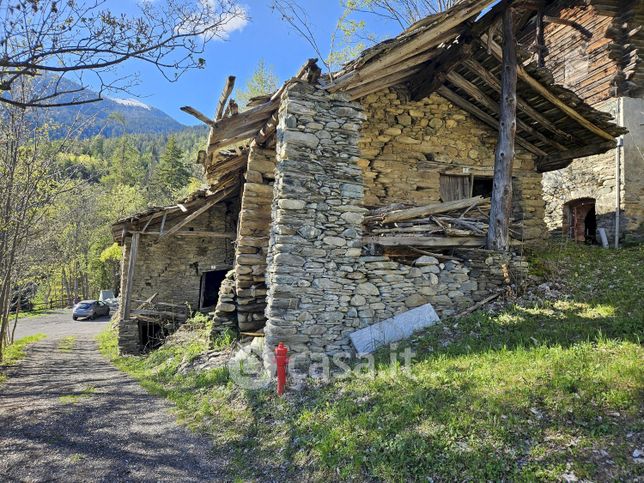 Rustico/casale in residenziale in Frazione Les Fleurs 27