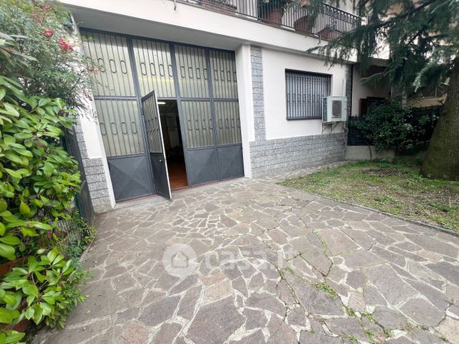 Capannone in commerciale in Via Kolbe