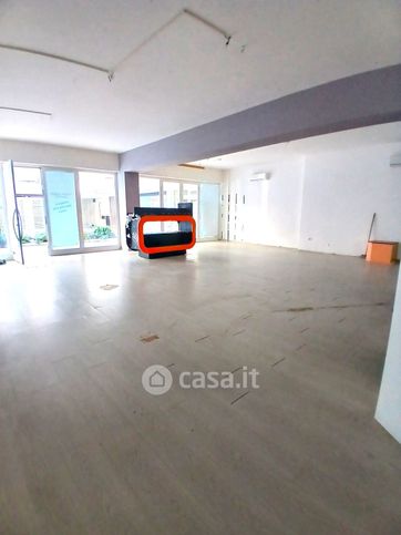 Ufficio in commerciale in 
