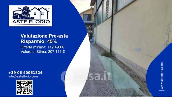 Capannone in commerciale in Via C. Monari