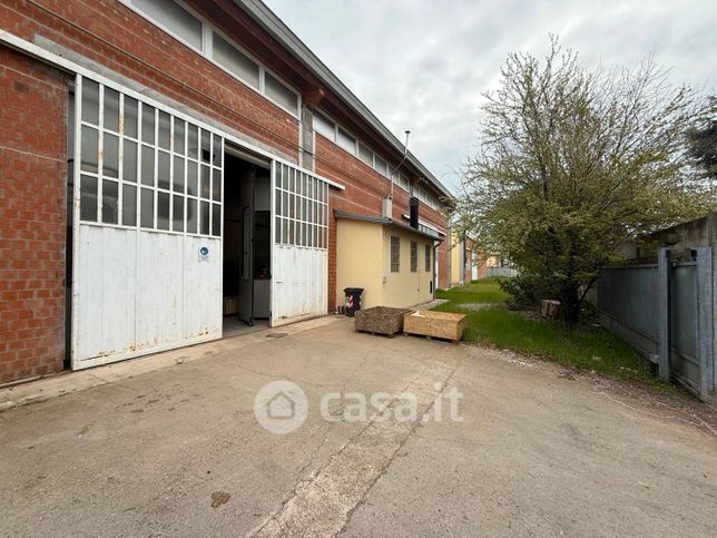 Capannone in commerciale in 