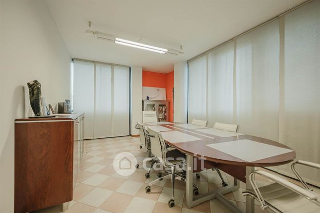 Capannone in commerciale in 