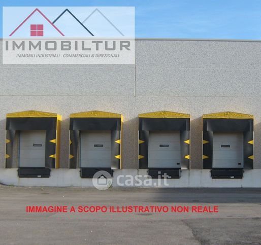 Capannone in commerciale in 