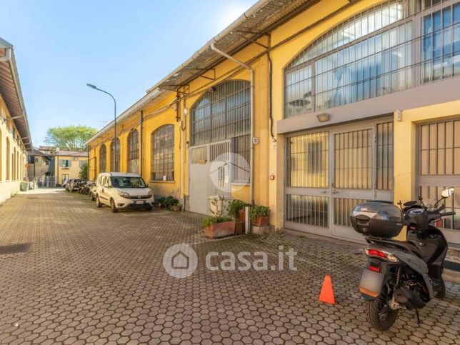 Capannone in commerciale in Via Giovanni Enrico Pestalozzi 10