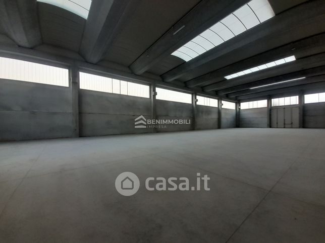 Capannone in commerciale in Via Louis Blériot 21