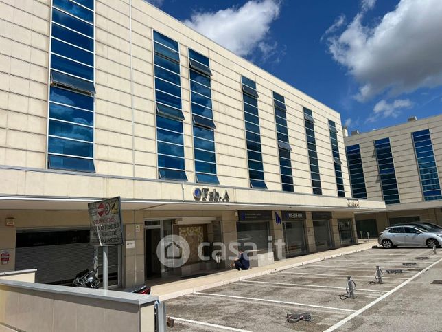 Ufficio in commerciale in Via Casarea
