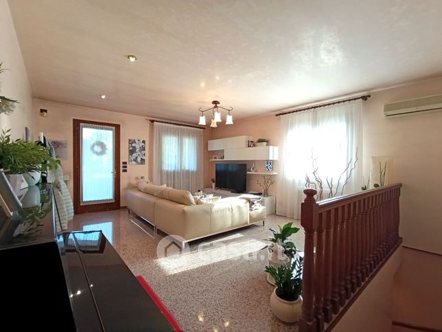 Casa bi/trifamiliare in residenziale in 