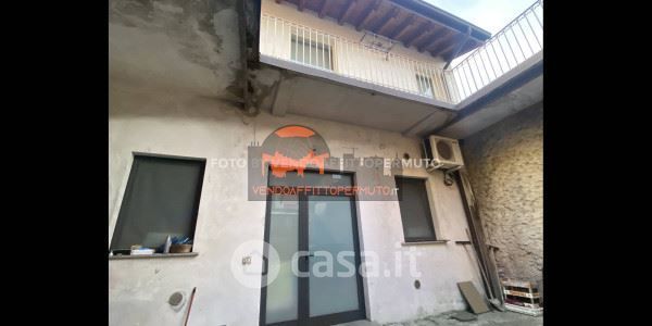 Capannone in commerciale in 
