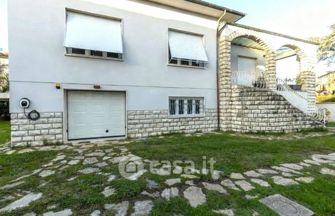 Villa in residenziale in Via Nicola Farnesi 67