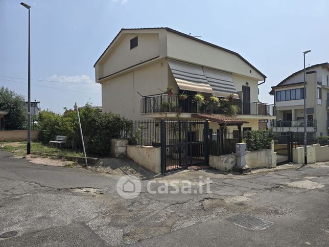 Casa bi/trifamiliare in residenziale in Via Lettopalena 25