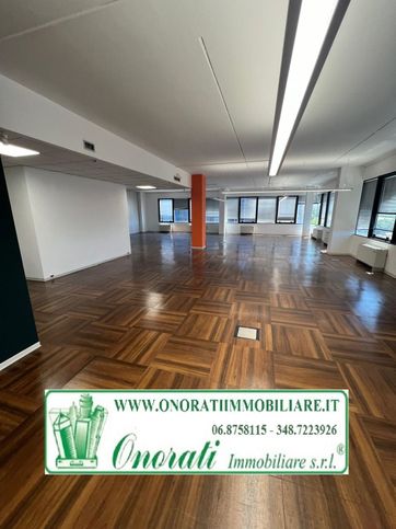 Ufficio in commerciale in 
