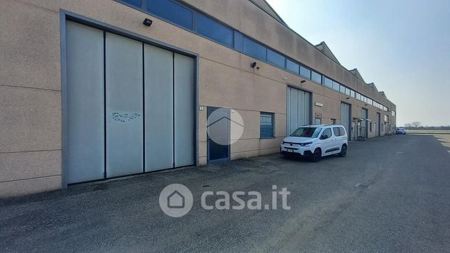 Capannone in commerciale in Largo L. Garotti 1