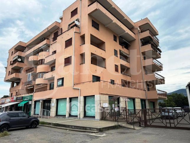 Ufficio in commerciale in Via Alessandro Volta 90