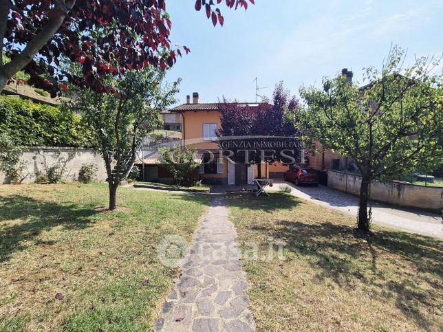 Casa indipendente in residenziale in Frazione Petrelle