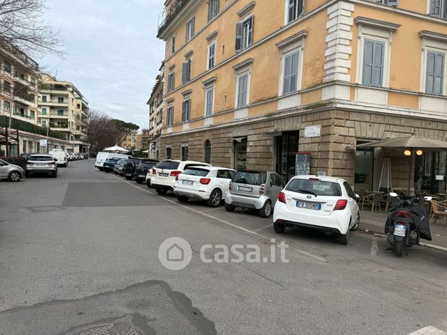 Attivitã /licenza (con o senza mura) in commerciale in Piazzale di Ponte Milvio 1