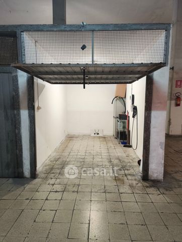 Box/posto auto in residenziale in Via Maddaloni 44