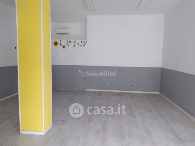 Negozio/locale commerciale in commerciale in Via Vincenzo Bellini